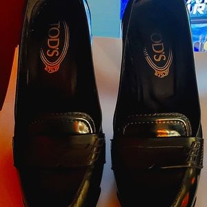 Pair of Women's Tods penny loafer pumps dark green